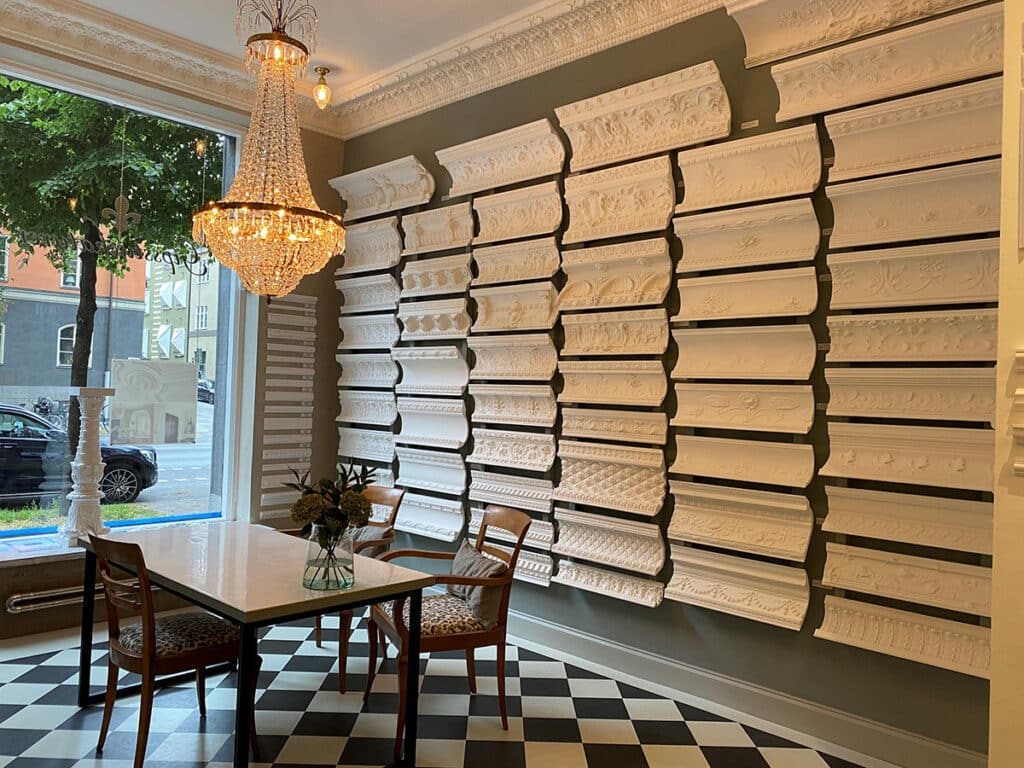 Showroom med exempel av gipsstuckaturer - olika taklister i gips
