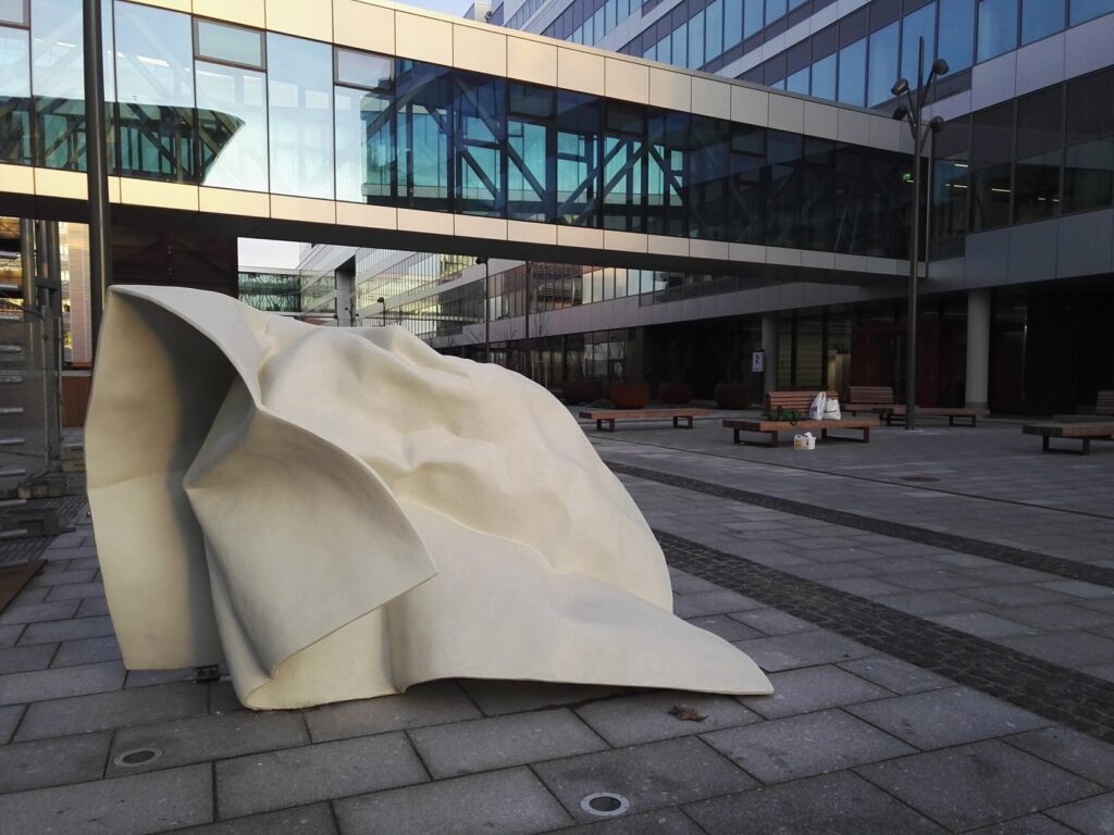 Karin Linds konstverk i fiberbetong Näsdukar på Akademiska torget